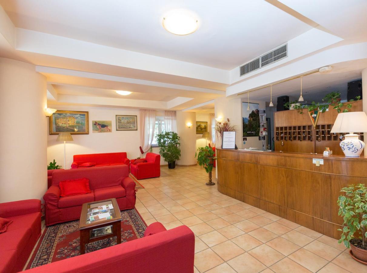Hotel Gambrinus Abbadia San Salvator Eksteriør billede